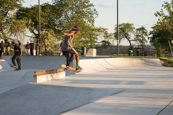 Detroit Michigan Usa 2019 Skater Üben Tricks Bei Sonnenuntergang Skatepark — Stockfoto