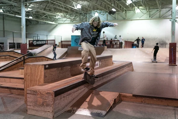 Royal Oak Michigan Usa Korcsolyázók Gyakorolják Trükkjeiket Modern Skate Parkban — Stock Fotó