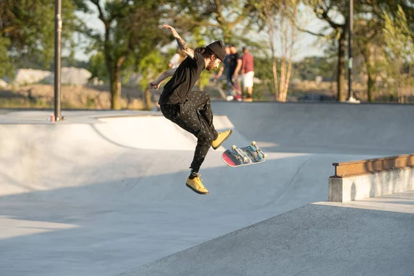 Detroit Michigan Usa 2019 Łyżwiarze Ćwiczą Sztuczki Zachodzie Słońca Skateparku — Zdjęcie stockowe