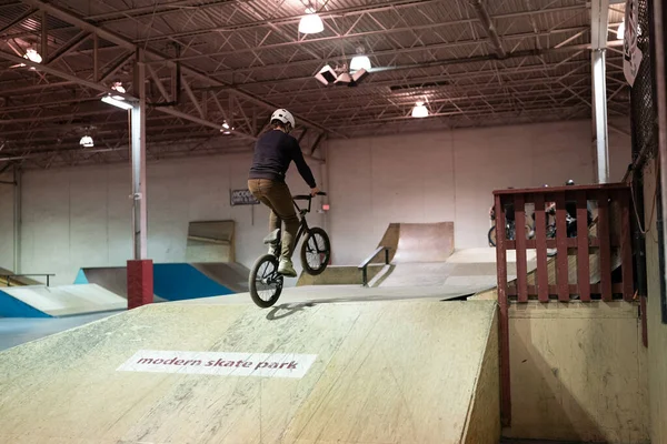 Royal Oak Michigan Usa 2020 Bikers Skaters Practice Tricks Modern — Stock Photo, Image