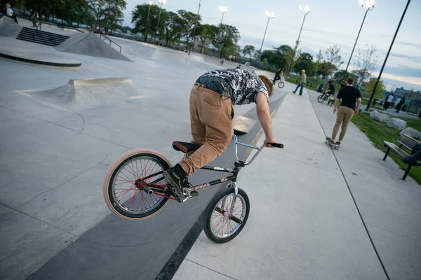 Detroit Michigan Usa 2019 Skaters Bikers Practice Trick Dusk Detroit — 스톡 사진