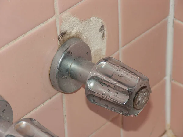 ヴィンテージバスルームの壊れたシャワータイルを修復する必要があります — ストック写真