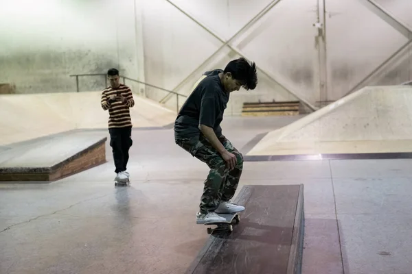 ロイヤル オーク ミシガン州 オープンスケート中にモダンスケートパークでトリックを練習しているスケーターは 画像や映像を自由に撮ることができます — ストック写真