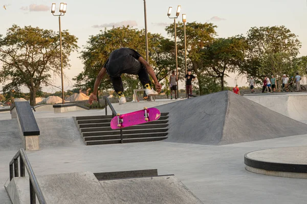 Detroit Michigan Eua 2019 Patinadores Praticam Truques Pôr Sol Parque — Fotografia de Stock