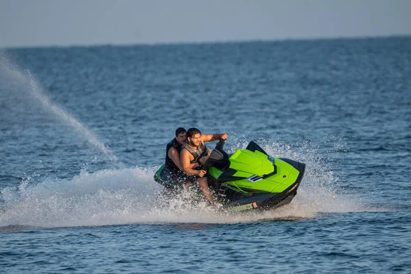 Şahsi su araçları ve jet ski 'ler Büyük Göller' de eğleniyor.