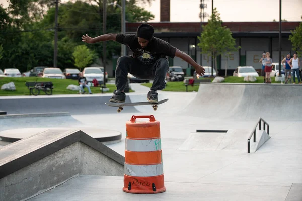 Detroit Michigan Usa 2019 Skaters Oefenen Hun Trucs Zonnige Dag — Stockfoto