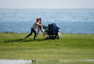 Harrison Township, Michigan, ABD - 20 Mayıs 2020: Covid-19 Corona Virüsü sırasında Michigan Metro Parkı etkinliği.