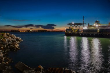 Bir yaz günü liman manzarası