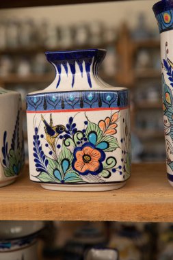 Antigua Guatemala, Guatemala - Mart 09 2020: Corona Virüsü 'nden hemen önce Guatemala' da el yapımı ve boyalı seramik.