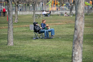 Harrison Township, Michigan, ABD - 28 Nisan 2020: Covid-19 Corona Virüsü sırasında Michigan Metro Parkı etkinliği.