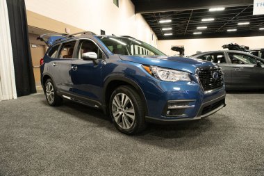 Toledo, Ohio, ABD - 02.07.2020: Büyük Toledo Otomobil Fuarı 2020, The Blade tarafından sunuldu, en yeni araç modelleri ve otomotiv teknolojisinde son gelişmeler.