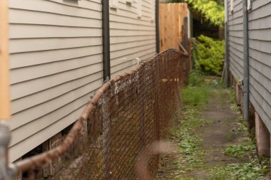 Tamire ihtiyacı olan paslı eski çitler.