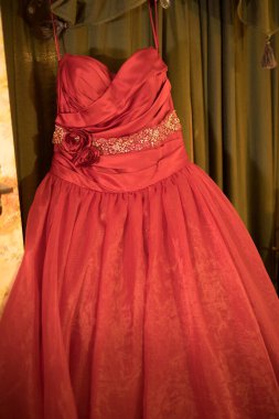 Canlı kırmızı gelinlik giyilmeyi bekliyor.