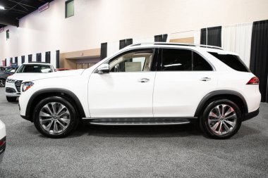 Toledo, Ohio, ABD - 02.07.2020: Büyük Toledo Otomobil Fuarı 2020, The Blade tarafından sunuldu, en yeni araç modelleri ve otomotiv teknolojisinde son gelişmeler.