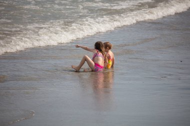 Sahilde iki güzel kız