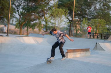 Detroit, Michigan, ABD - 07.10.2019: Detroit 'teki kaykay parkında kaykaycılar