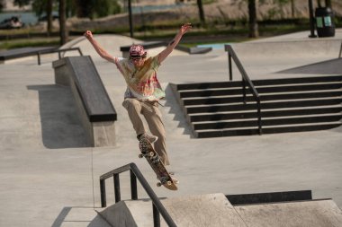 Detroit, Michigan, ABD - 07.05.2019: Kaykaycılar güneşli bir günde kaykay numaralarını çalışırlar..