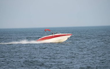 Denizde bir tekne manzarası