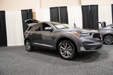 Toledo, Ohio, ABD - 02.07.2020: Büyük Toledo Otomobil Fuarı 2020, The Blade tarafından sunuldu, en yeni araç modelleri ve otomotiv teknolojisinde son gelişmeler.