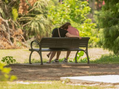 Bilinmeyen bir çift sıcak bir günde parkta gölgede dinleniyor.