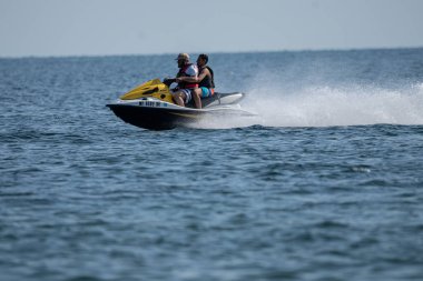 Şahsi su işkenceleri ve dalga koşucuları güneşli bir günde gölde eğleniyorlar..