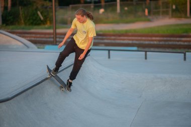 Detroit, Michigan, ABD - 07.10.2019: Detroit 'teki kaykay parkında kaykaycılar