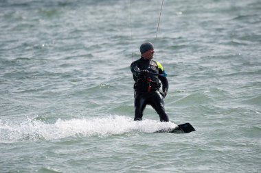 Uçurtmacı adam okyanus suyunda pratik yapıyor, ABD, 2020, Michigan Metro