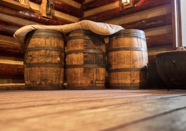 Tahta variller üst üste