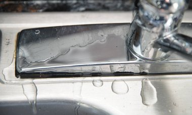 Mutfak musluğu sızdırıyor ve tamir edilmesi gerekiyor.