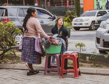 Şehirde iki kız var.