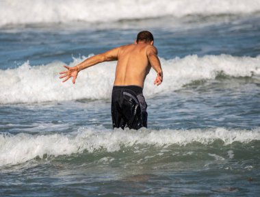 Denizde genç bir adam