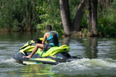 Şahsi su işkenceleri ve dalga koşucuları güneşli bir günde gölde eğleniyorlar..