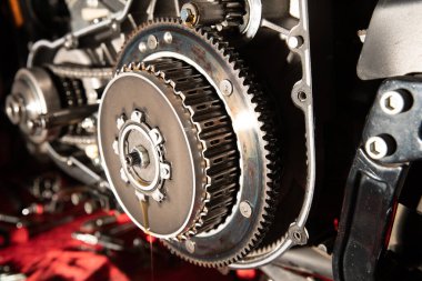 Motorsiklet birincil kapağı kaldırıldı ve debriyaj merkezi sergileniyor.