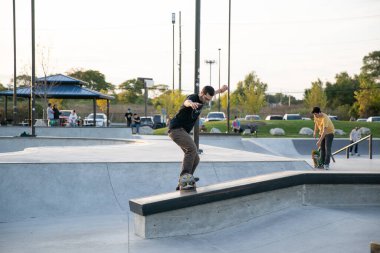 Detroit, Michigan, ABD - 10.10.2019: Detroit 'te kaykaycılar ve motorcular alacakaranlıkta numara yapıyor