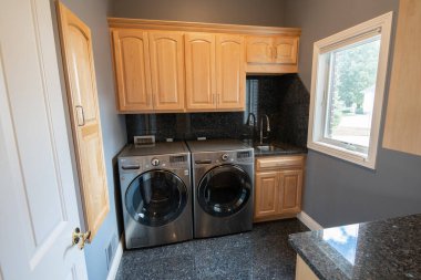 Ahşap zemin ve pencereli modern mutfak.