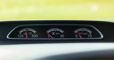 Kırmızı arkaplanı olan araba gösterge paneli