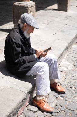 Sokakta tablet kullanan adam