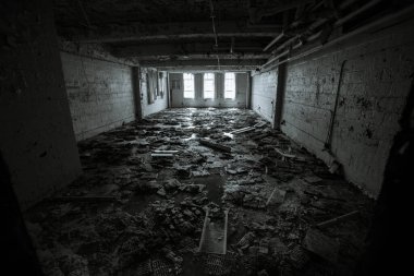 Terk edilmiş fabrika içi eski bina.