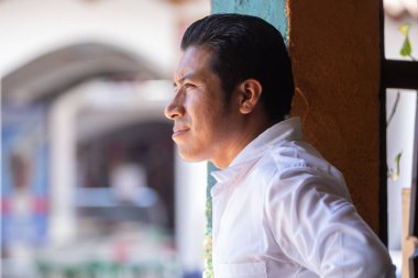 Takım elbiseli yakışıklı bir gencin portresi.