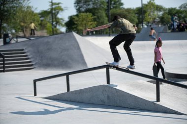 Detroit, Michigan, ABD - 08.01.2019: Patenciler Detroit kaykay parkında kaykay numaraları yapıyor