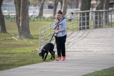 Harrison Township, Michigan, ABD - 26 Nisan 2020: Covid-19 Corona Virüsü sırasında Michigan Metro Parkı etkinliği.