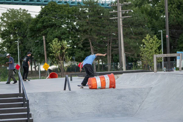 Detroit Michigan Usa 2019 Skaterzy Ćwiczą Sztuczki Deskorolkach Centrum Detroit — Zdjęcie stockowe