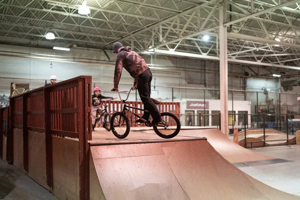 Royal Oak Michigan Usa 2020 Bikers Skaters Practice Tricks Modern — Stock Photo, Image