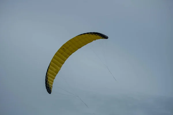 Kite Boardisté Trénují Větrného Dne Oblohy Padáku — Stock fotografie