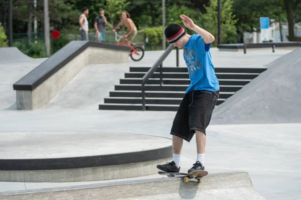 Detroit Michigan Usa 2019 Skaters Practicing Skateboard Skills Sunny Day — Stock Photo, Image