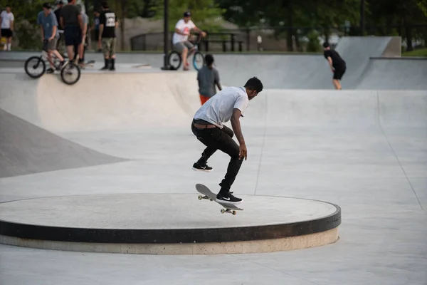 Detroit Michigan Usa 2019 Skater Üben Ihre Tricks Bei Sonnigem — Stockfoto