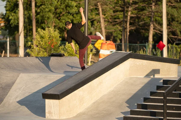 Detroit Michigan Usa 2019 Skater Üben Tricks Bei Sonnenuntergang Skatepark — Stockfoto