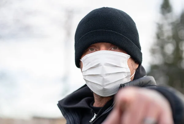 Man Bär Skyddande Andningsmask För Att Undvika Bakterier — Stockfoto