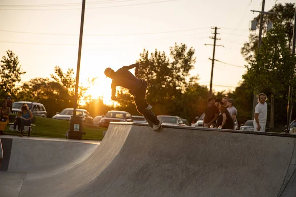 Detroit Michigan Usa 2019 Łyżwiarze Ćwiczą Sztuczki Zachodzie Słońca Skateparku — Zdjęcie stockowe