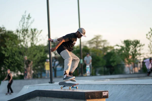 Detroit Michigan Usa 2019 Skateři Cvičí Své Triky Při Západu — Stock fotografie